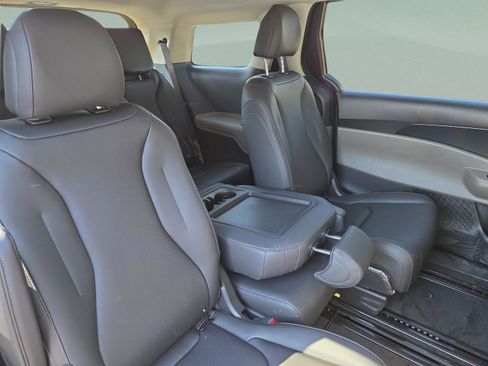New 2026 Kia Carnival FWD image 19