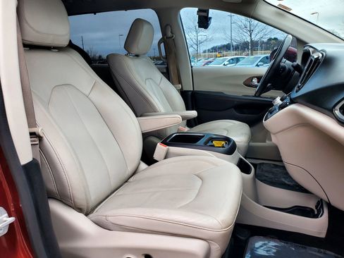 Used 2019 Chrysler Pacifica Touring-L Plus FWD image 12
