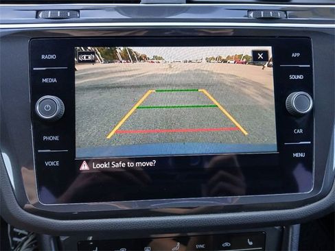 Used 2024 Volkswagen Tiguan SE w/ Panoramic Sunroof Package image 24