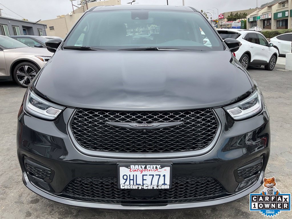 Used 2023 Chrysler Pacifica Limited w/ Uconnect Theater Family Group FWD image 2