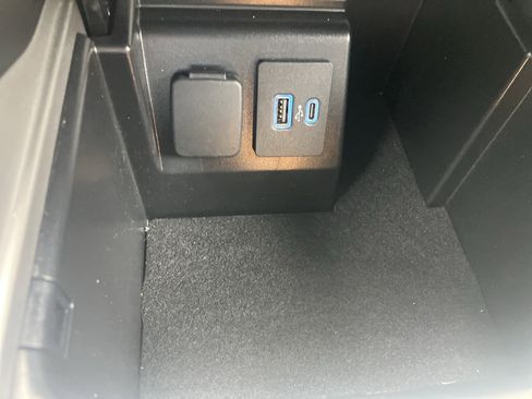 Used 2024 Ford Explorer XLT w/ Equipment Group 202A AWD/4WD image 30