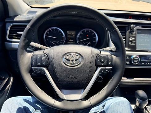 Used 2017 Toyota Highlander SE FWD image 23