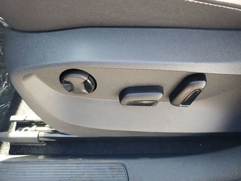 New 2026 Volkswagen Taos SE FWD image 16