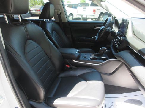 Used 2023 Toyota Highlander XLE FWD image 23