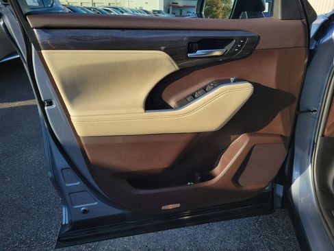 Used 2022 Toyota Highlander Limited image 21