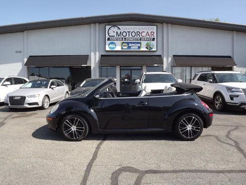Used 2010 Volkswagen Beetle Convertible FWD image 2