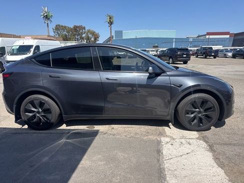 Used 2025 Tesla Model Y Long Range RWD image 4