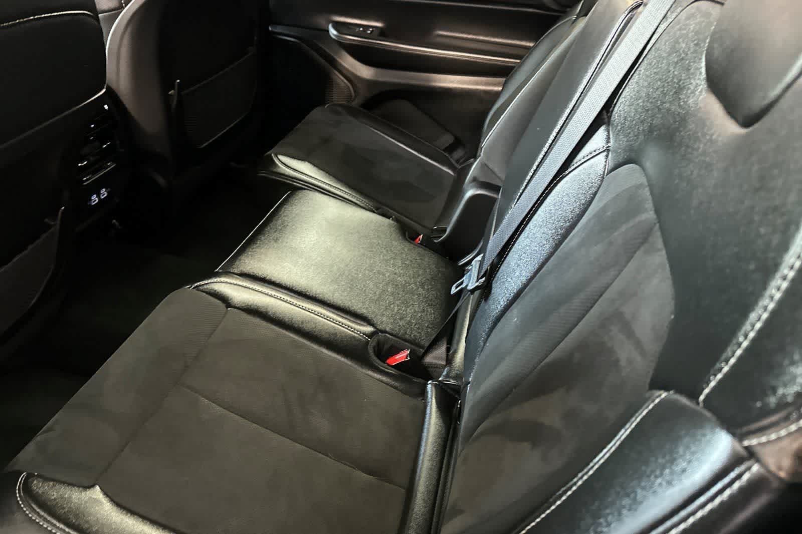 Used 2024 Jeep Grand Cherokee L Laredo RWD image 5