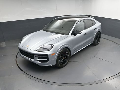 Certified 2025 Porsche Cayenne GTS AWD/4WD image 33