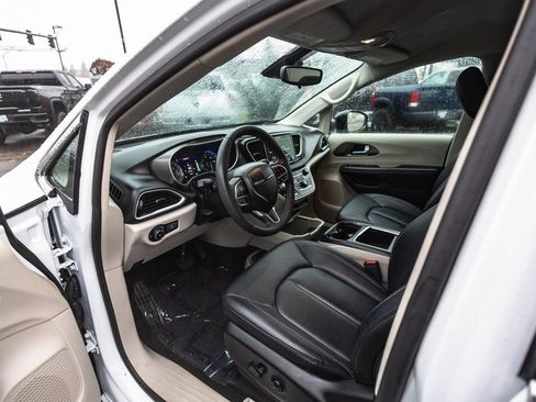 Used 2024 Chrysler Pacifica Touring-L FWD image 23