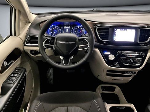 Used 2023 Chrysler Voyager LX image 8