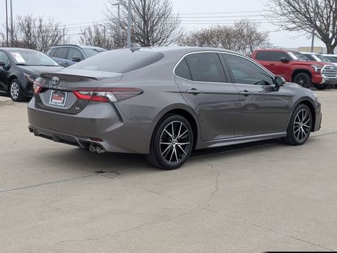 Used 2024 Toyota Camry SE image 6