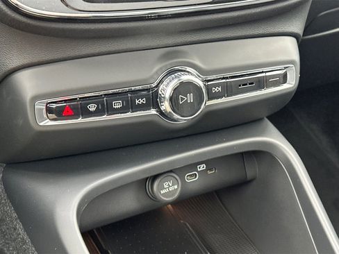 Certified 2025 Volvo XC40 B5 Core w/ Protection Package Premier image 19
