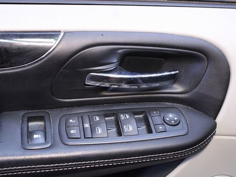 Used 2016 Dodge Grand Caravan SE image 17