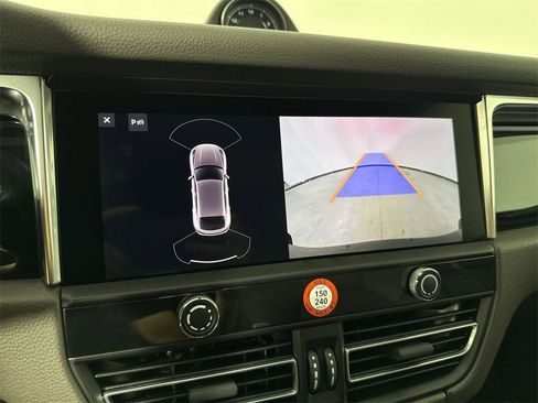Certified 2025 Porsche Macan image 30