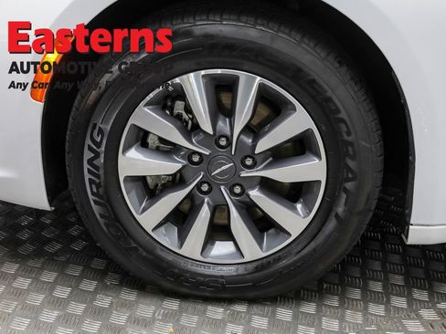 Used 2024 Chrysler Pacifica Select image 34