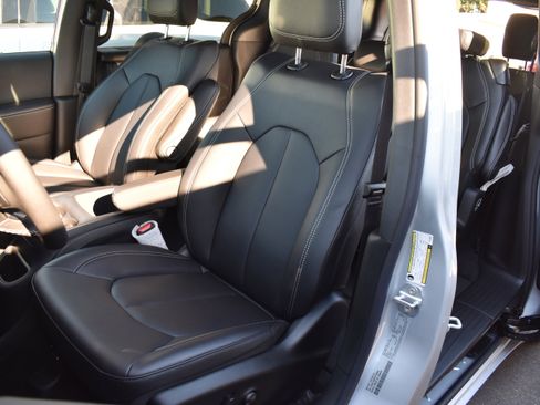 New 2026 Chrysler Pacifica Select image 26