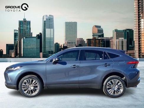 Used 2024 Toyota Venza XLE image 2