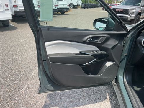 Used 2025 Chevrolet Trax LT FWD image 10