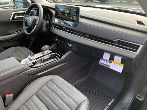 New 2025 Mitsubishi Outlander SE image 23