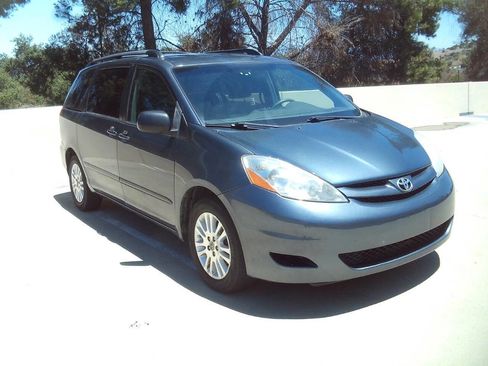 Used 2010 Toyota Sienna LE FWD image 2