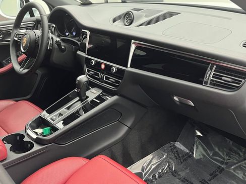 Used 2025 Porsche Macan image 33
