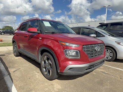 Used 2023 Hyundai Venue SEL FWD image 3