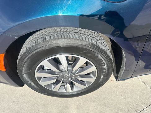 Used 2023 Chrysler Pacifica Touring-L image 20