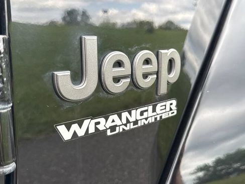 Used 2019 Jeep Wrangler Unlimited Sahara w/ Quick Order Package 24M Moab AWD/4WD image 17