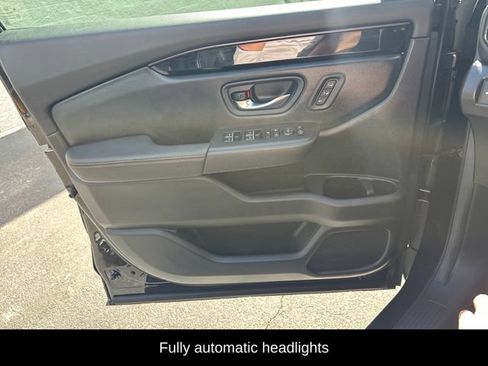 Used 2025 Honda Pilot TrailSport image 19