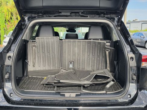 Used 2023 Toyota Highlander XLE FWD image 6