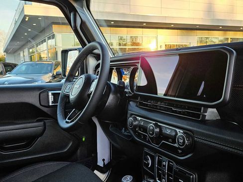 Used 2025 Jeep Wrangler Unlimited Rubicon w/ Technology Group image 12