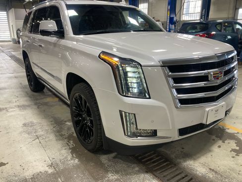 Used 2020 Cadillac Escalade Premium Luxury image 3