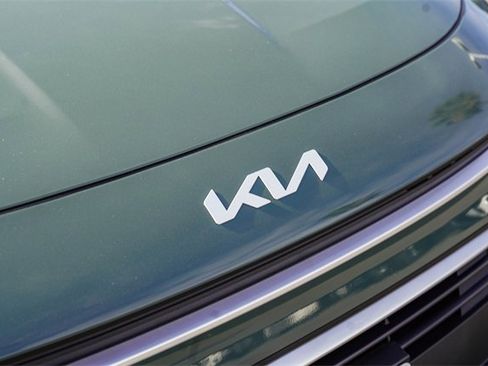 Certified 2025 Kia Niro EX image 12