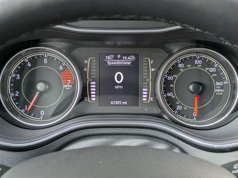 Used 2021 Jeep Cherokee Latitude Plus AWD/4WD image 26