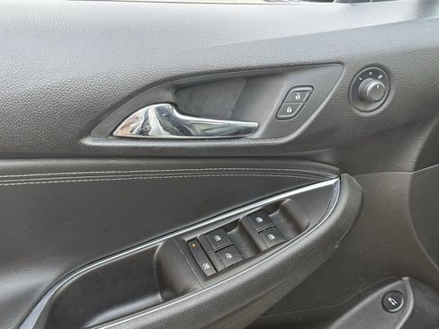 Used 2017 Chevrolet Cruze Premier image 9