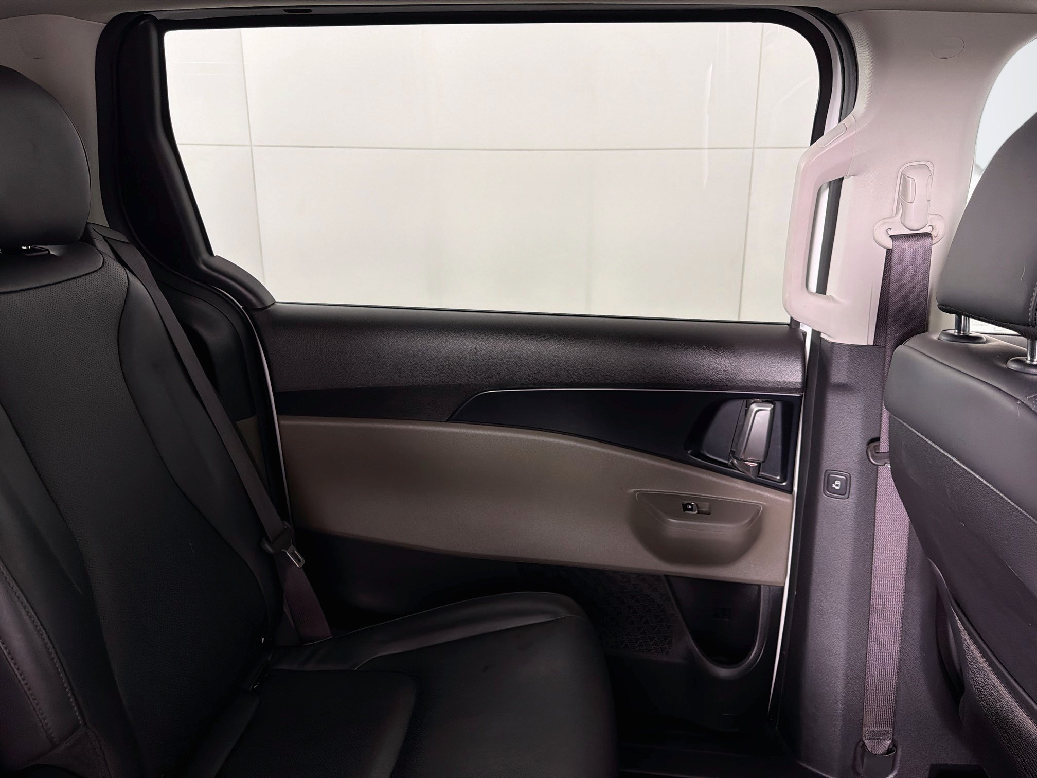 Used 2025 Kia Carnival FWD image 26