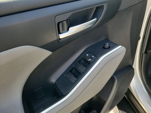 Used 2021 Toyota Highlander XLE FWD image 27