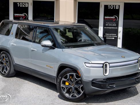 Used 2025 Rivian R1S Premium AWD/4WD image 5