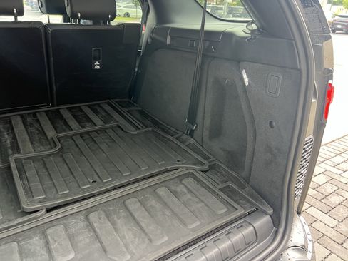 Certified 2025 Land Rover Discovery S AWD/4WD image 37