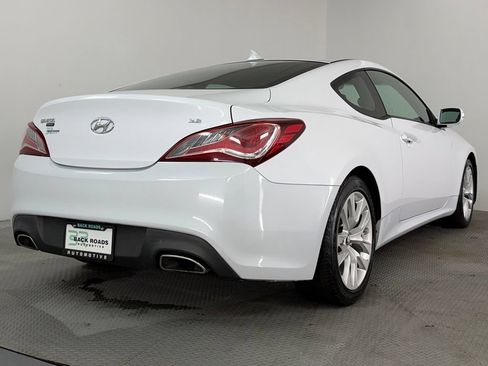 Used 2015 Hyundai Genesis 3.8 RWD image 9