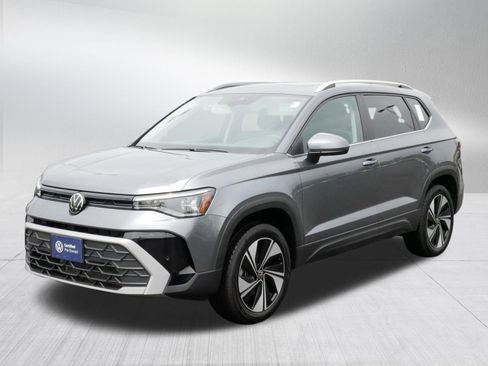 Used 2025 Volkswagen Taos SE w/ Panoramic Sunroof Package AWD/4WD image 3