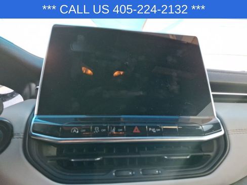 Used 2025 Jeep Compass Limited image 23