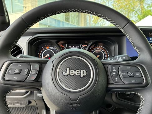 Used 2025 Jeep Wrangler Unlimited Sport AWD/4WD image 27