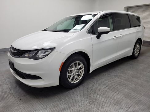 Used 2022 Chrysler Voyager LX image 2