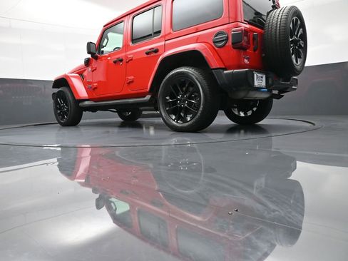 Used 2022 Jeep Wrangler Unlimited Sahara w/ Cold Weather Group AWD/4WD image 33