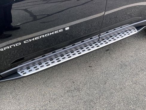 Used 2024 Jeep Grand Cherokee L Limited w/ Luxury Tech Group II image 32