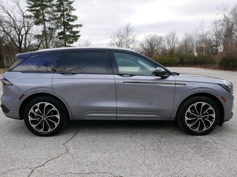 Used 2024 Lincoln Nautilus Reserve image 5