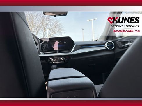 Used 2025 Chevrolet Trax LT image 31