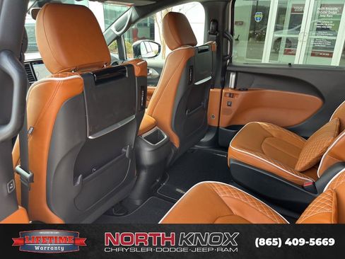 New 2026 Chrysler Pacifica Pinnacle FWD image 18